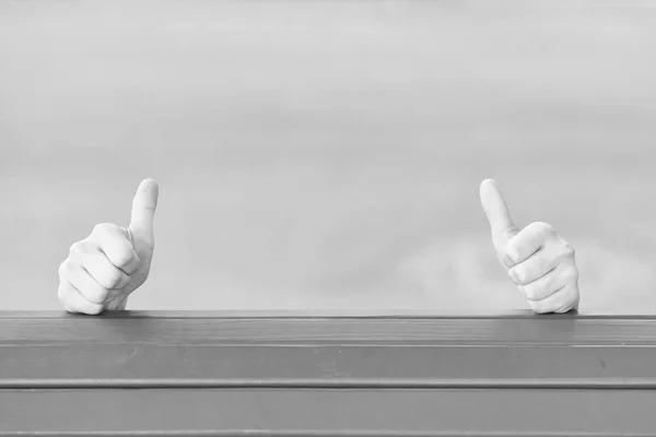 Als je het wilt duimen ups. Menselijke handen geven duimen ups ondertekenen op grijze achtergrond. Het uitbreiden van de handen met duimen ups gebaren. Gesturing duimen ups, kopieer ruimte — Stockfoto