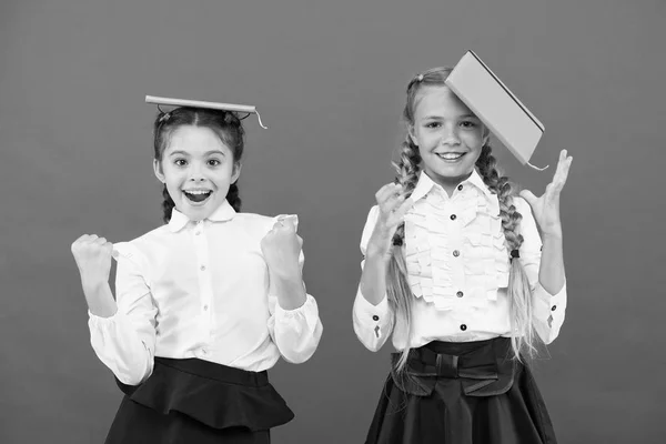 Koncepcja zaopatrzenia szkolnego. Papeterii szkolnej. Sprzedam cute papeterii dla zabawy studiów. Dziewczyny znane z obsesji papeterii. Girls Kids School Uniform trzymać książkę. Uczennica Pokaż pamiętnik Notatnik — Zdjęcie stockowe