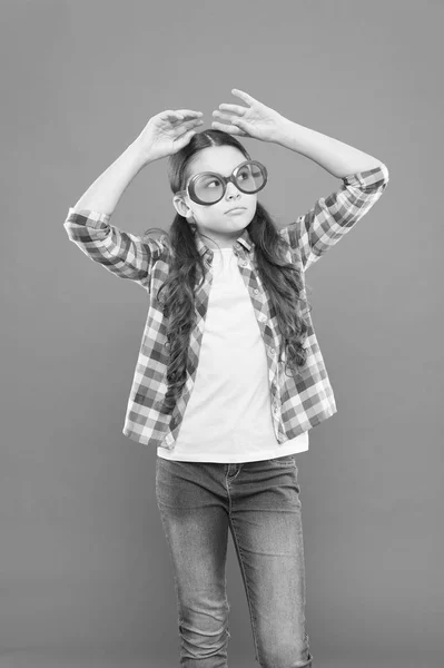 Meine Brille so einzigartig wie ich. entzückendes kleines Mädchen mit schicker Brille auf orangefarbenem Hintergrund. niedliches kleines Kind mit Modebrillen-Accessoire. Auswahl trendiger Brillen perfekt für ihren Stil — Stockfoto