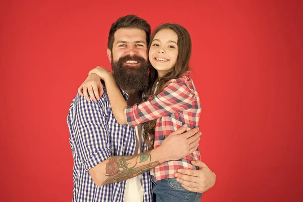 Celebra el día del padre. Concepto de valores familiares. Bonos familiares. Relaciones amistosas. Padre hipster y su hija. Feliz momento. Hombre barbudo padre y linda niña hija sobre fondo rojo — Foto de Stock