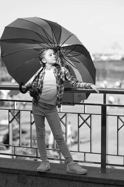 Miúdo da moda. Um acessório colorido. Menina adorável criança cabelo longo andando com guarda-chuva. Conceito positivo e otimista. Colorido acessório influência positiva. Guarda-chuva brilhante. Sob guarda-chuva grande — Fotografia de Stock