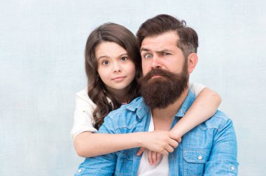 Babam en iyisidir. Küçük kız çocuk gri arka plan üzerinde baba sarılma. Sakallı baba ve küçük kızı birlikte eğleniyor ve eğleniyorlar. Babam benim arkadaşım..