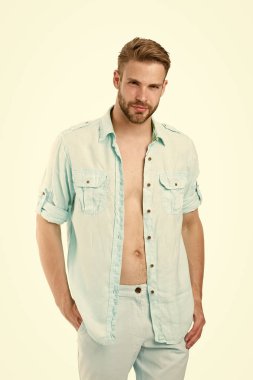 Rahat bir tarz. Taze gömlek konsepti. Tarz ilhamı ve tavsiye. Sıradan bir kıyafet. Tarzına güveniyor. Hangi erkek ilk buluşmayı giymeli? Sakallı maço, randevu için kıyafet hazırla.