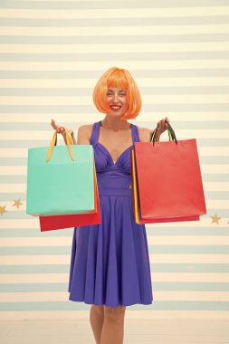 Moda. Kara Cuma satışları. Mutlu kadın alışverişe gider. Alışveriş torbalı çılgın kız. İnternetten iyi alışverişler. İyi tatiller. Son hazırlıklar. Alışveriş merkezinde büyük indirim, fotokopi alanı. Modern kadın.