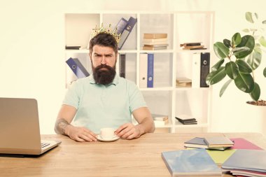 Altın taçlı işadamı kralı. iş kralı. Ciddi adam kahve içmek. Patron işyeri. İş ofisindeki sakallı adam. egoist. kendini büyük patron hayal. ödül ve başarı. iş kralı