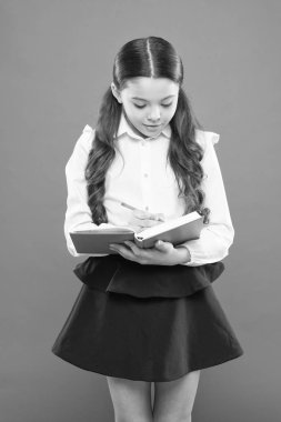 Kariyer yolun burada başlıyor. Kompozisyon veya notlar yazın. Çalışma için ilham. Okula geri dön. Bilgi günü. Liseli kız çalışmaktan hoşlanır. Çocuk okul üniforması çalışma kitabı tutun. Okul dersi. Ev ödevi yapan çocuk