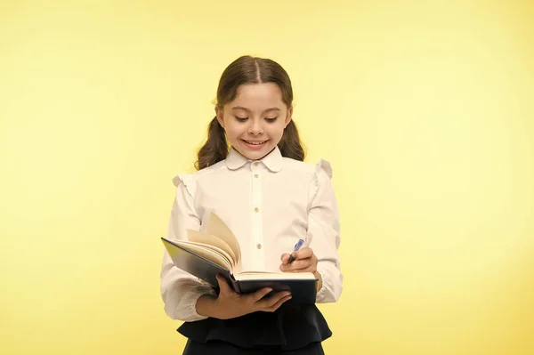 Chica inteligente de la escuela. Día de los niños. Niña pequeña. enseñanza privada. Educación en línea. niña feliz en uniforme escolar. De vuelta a la escuela. Felicidad infantil. Plan de estudios —  Fotos de Stock