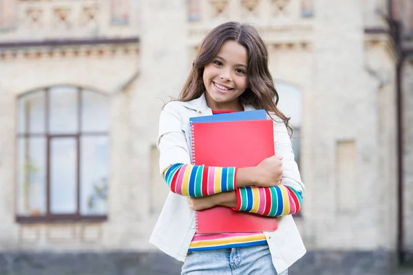 Wie wäre es mit einem Date mit einem genialen Buch. glückliches Schulmädchen oder Wunderkind, das draußen Bücher mit genialen Ideen in der Hand hält. geniales kleines Kind, das in die Bibliothek geht. Genie in der Bildung — Stockfoto