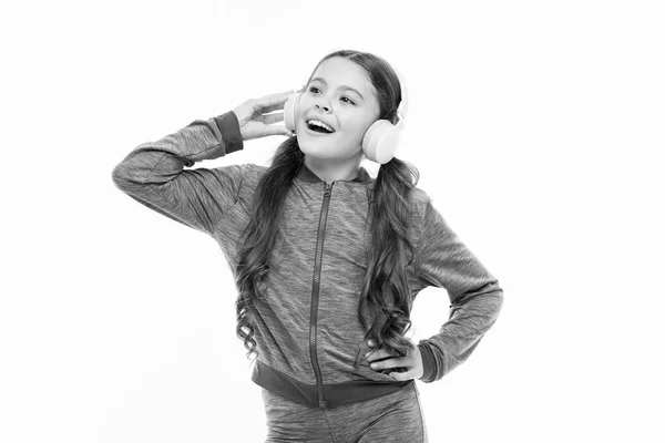 Amante de la música vocal. Chico atlético entrenando su voz después del entrenamiento. Un niño pequeño cantando una canción. Niña escuchando y cantando melodía vocal — Foto de Stock