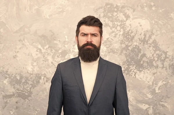 Mannelijk mode model. Volwassen zakenman. elegante man met baard. Moderne leven. Kleermaker of modeontwerper. Brutale bebaarde hipster in formele pak. Baard man. Geweldige tijd in Barbershop — Stockfoto