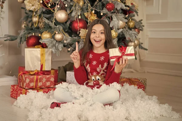 Levering Kerstcadeaus. Gelukkig klein meisje wintervakantie vieren. Kersttijd. Gelukkig Nieuwjaar. Schattig klein kind meisje met xmas aanwezig. Nieuwjaar samen vieren. Ze houdt van Kerstmis — Stockfoto