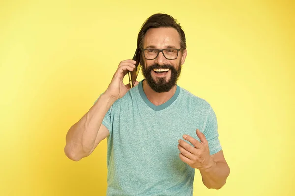 Brutale Kaukasische hipster met snor. Gelukkig gesprek. Business. Bebaarde man spreken op de telefoon. moderne leven met digitale technologie. Volwassen hipster met baard. Vertrouwen en knappe brutale man — Stockfoto