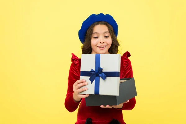 Winkeltijd. herfst mode. school herfst seizoen. vrolijke kleine meid met huidige doos. kleine Kid Hold vakantie cadeau. Proficiat met je verjaardag. Boxing Day. Parijse meisje in Franse baret gaan winkelen — Stockfoto