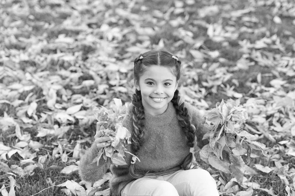 Foglie d'autunno e natura. Bambino piccolo con foglie d'autunno. Buona infanzia. Ora di scuola. Bambina felice nella foresta autunnale. Che meraviglia. Un vero relax. Bellezza autunnale. moda. Che bellezza! — Foto Stock