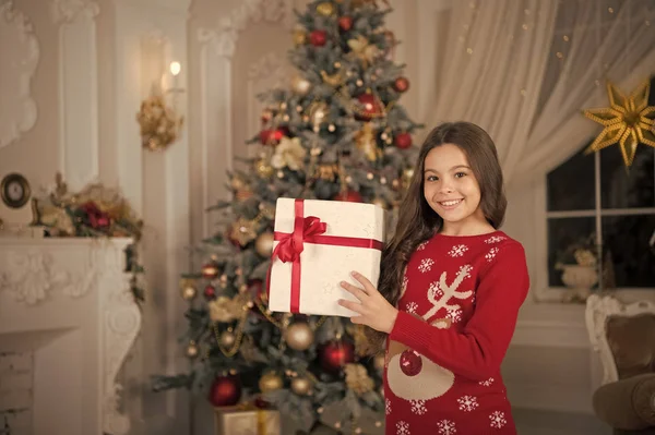 Pequeña chica feliz en Navidad. Navidad. El chico disfruta de las vacaciones. Feliz año nuevo. La mañana antes de Navidad. Vacaciones de año nuevo. niña le gusta regalo de Navidad. Composición de Navidad —  Fotos de Stock