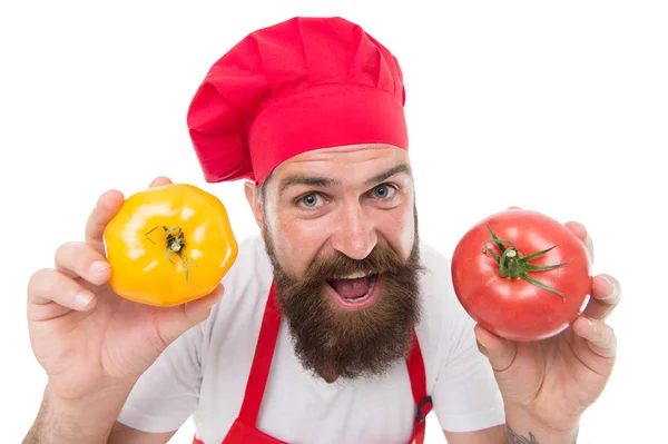 토마토 소스 레시피. 건강한 요리 개념. 흰색 배경에 수염을 가진 남자. 셰프가 토마토를 들고 있습니다. 균일하게 요리하는 것은 야채를 수납합니다. 맛있는 식사를 위한 잘 익은 토마토. 신선한 토마토를 먹는다. 하나를 선택 — 스톡 사진