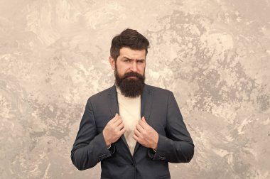 Stil ve statü adamı. Adam acımasız moda modeli. İş adamları moda tarzı. Erkek giyim ve moda konsepti. Adam yakışıklı sakallı işadamı resmi takım elbise giymek. Ofis için akıllı rahat giysiler