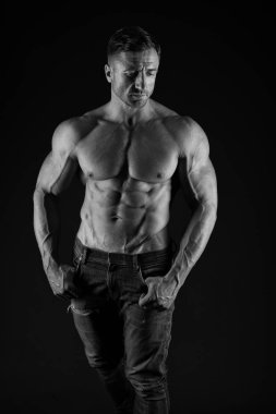 Maço yakışıklı ve kaslı gövdeli. Çekici adam kaslı vücut. Mükemmel şekli gurur duyuyoruz. Vücut geliştirmeci kavramı. Sağlıklı ve güçlü. Erkeklik ve spor. Kendini geliştir. Adam kaslı atlet