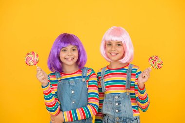 Tatlı bir hayat. Anime cosplay parti konsepti. Mutlu küçük kızlar. Anime hayranıyım. Yapay saç stilleri olan çocuklar lolipop yiyor. Anime kongresi. Canlı karakterler fantastik temalar. Modern çocukluk