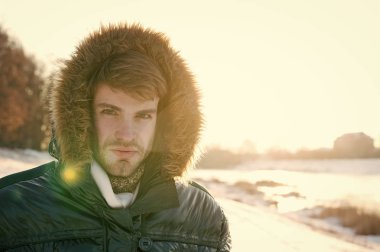 Tatil ve seyahat. Kış modası. Sıcak giysiler. Karlı havalarda. Trendy kışlık mont. Adam. Dışarısı soğuk. Karda orman. Temiz hava. adam kış tatil günlerinde. kopya alanı. Trendy ve şık