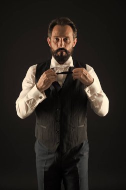 Şık tarzı. Adam adam beyaz gömlek ve klasik yelek kıyafet sakallı. Resmi kıyafeti. Şık kıyafet olgun adam. Bak, siluet iyi bak. Yaşına göre giyinmeyi. Şıklığı ve erkek tarzı