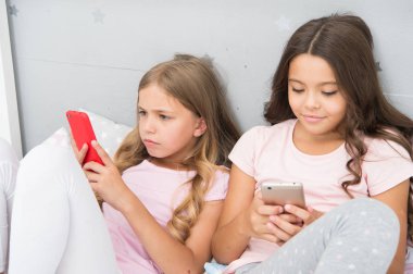 Çevrimiçi. Uyumadan önce sohbet ediyoruz. En iyi arkadaşlar. Kardeşler yatakta telefon kullanır. Tatlı rüyalar. Yatak odasında pijama partisi. çocukluk ve yeni teknoloji. İnternet sörfü. Çocuklar blog yazıyor. sabah titreşimleri