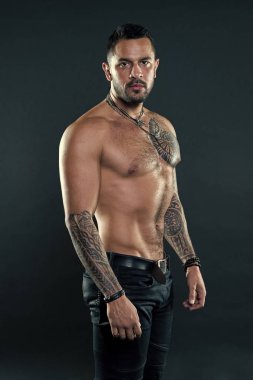 O deli gibi spor hevesli biri. Kas gövde İspanyol adamla. Kaslı adam dövme ile. Spor ve sağlık. Her zaman iyi bir sağlık var