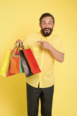 Gelmiş geçmiş en iyi kıyafet. Bıyıklı, vahşi, beyaz bir hippi. Alışveriş torbalı sakallı adam. İyi tatiller. Alışveriş merkezinde büyük indirim var. Alışveriş. Sakallı, olgun bir hippi. Başarılı alışveriş