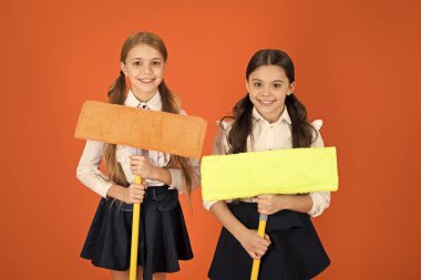 Bugün görevde vardır. Öğrenci temizlik sınıf. Güzel ve düzenli. Kız öğrenciler temizlik için hazır paspasla. Okul görevleri. Küçük Yardımcısı. Kız şirin çocuklar okulu turuncu arka plan üzerinde üniforma. Okul temiz tutmak