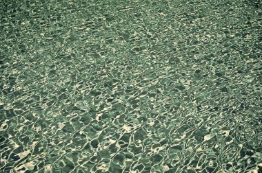 Yüzme kursları. Deniz şeffaf berrak su. Akan su yüzeyi. Okyanus gezisi ve dünya çapında seyahat. Deniz arka plan dokusu. Bohem deniz tatil köyü. Lüks tatil beldesi. Küçük dalgalar mavi deniz