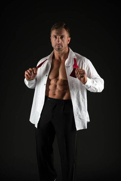 Страстный любовник. Романтичный мускулистый парень. Готовься к свиданию. Мужчина мускулистый мачо наряжается для романтического свидания. Влюбиться в спортсмена. Бодибилдер мышечной груди подготовка к свиданию или ночь
