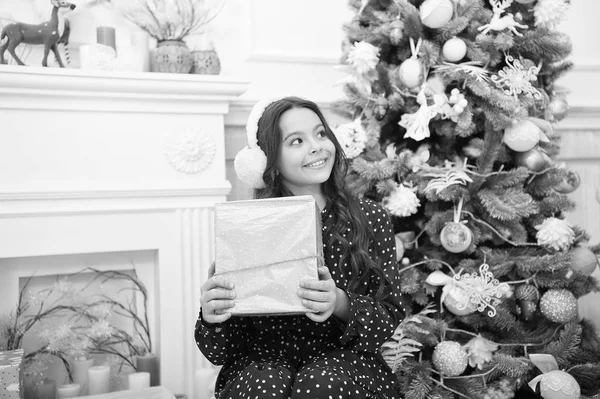 Pequena menina feliz no Natal. Feliz Ano Novo. Na manhã anterior ao Natal. Férias de Ano Novo. No Natal. O miúdo aproveita o feriado. menina criança gosta de presente de Natal. Aproveitando as vendas de Natal — Fotografia de Stock