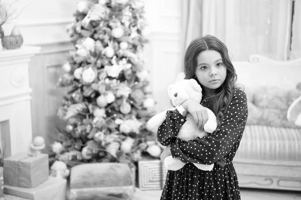 Cute little child girl with xmas present. The morning before Xmas. christmas family holiday. happy new year. Christmas shopping. waiting for santa. Winter. Fill our Christmas with joy and cheer — Stock Photo, Image