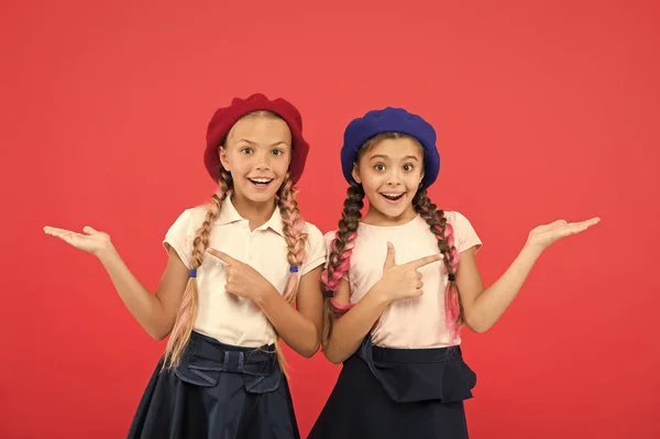 Escuela de élite de la universidad. Educación en el extranjero. Solicitar formulario entrar en la escuela internacional. Hermanas amigas chicas. Escuela de francés. Concepto de moda escolar. Las colegialas usan uniforme formal y sombreros de boina — Foto de Stock