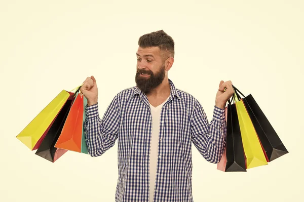 Winkelen verkoop. Mannelijke kapper zorg. Bebaarde man met boodschappentassen... Black Friday. Succesvolle winkelen. Cyber maandag. Volwassen hipster met baard. brutale Kaukasische hipster met snor — Stockfoto