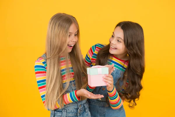 Tan conmovido con el regalo. Muchísimas gracias. Niño dando caja de regalo a un amigo. Niña encantada regalo. Las chicas celebran cumpleaños. Compras y vacaciones. Kid feliz ama los regalos de cumpleaños. Los sueños se hacen realidad — Foto de Stock