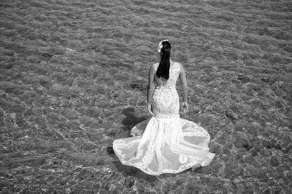 Smekmånad på Sea Resort. Bröllop utomlands. Vigseln Seashore. Brud vit brudklänning stå i havsvatten. Våt bröllopsklänning varm solig dag. Bride Happy njuta sommarsemester Ocean bakgrund — Stockfoto