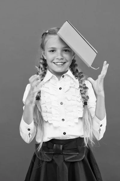 School benodigdheden concept. School briefpapier. Koop schattig briefpapier voor de lol studeren. Meisjes beroemd om obsessie met briefpapier. Kid school uniform houden boek. Briefpapier bewonderaar. Schoolmeisje Toon Kladblok — Stockfoto