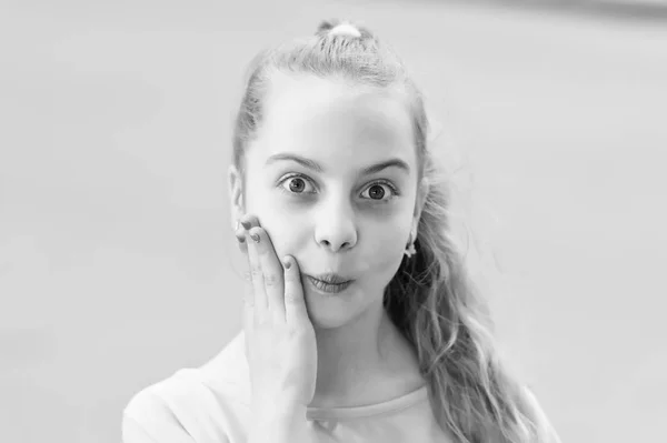 Wow noticias impactantes. Niña despreocupada. Cabello largo de niño caminando. Vacaciones de verano. A los niños les gusta caminar. La sorpresa le sienta bien. Día internacional de los niños. Sorprendente hasta el final. Concepto sorpresa —  Fotos de Stock