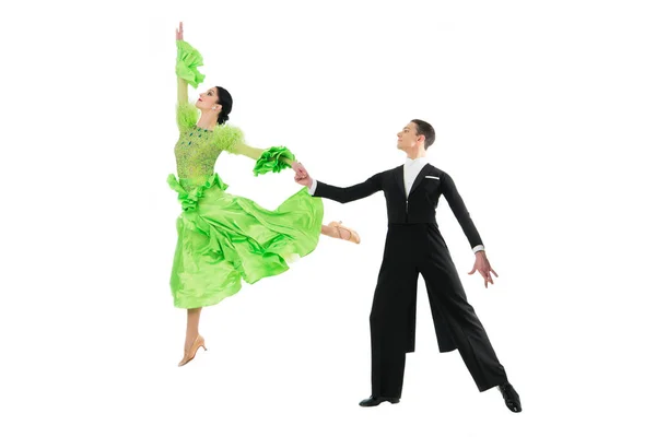 Par de dança de salão em uma pose de dança isolada no fundo branco. salão de baile dançarinos profissionais sensuais dançando walz, tango, slow fox e quickstep apenas dança — Fotografia de Stock