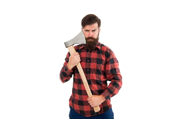 Brutal y barbudo. Hacha de sujeción de leñador brutal aislado en blanco. Hipster mantener afilada hacha hoja en la cara barbuda con mirada brutal. Un hombre brutal con barba larga y bigote va a afeitarse. Peluquería —  Fotos de Stock