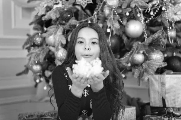 Jul. Barn njuta av semestern. På morgonen innan Xmas. Nya året semester. Gott Nytt År. lilla barn flicka gillar nuvarande xmas. liten glad tjej på jul. Njuter av nyårsfest — Stockfoto