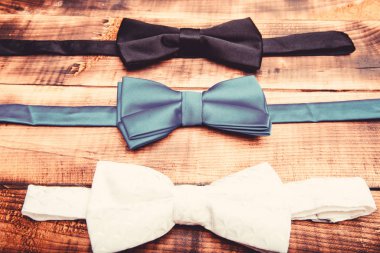 Esthete detayı. Papyonu düzelt. Damat düğünü. Tekstil kumaş yay yakın. Modern resmi tarz. Erkek giyim kıyafetleri. Mükemmel bir kıyafet. Bağlama papyonu. Düğün aksesuarları. Moda aksesuarı