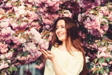 Yumuşak ve yumuşak. Muhteşem çiçek ve kadın güzelliği. Bahar çiçeğindeki kadın. Cilt için doğal kozmetik. Çiçek cenneti. Çiçek çiyi. Kiraz çiçeği çiçeğindeki kız. Sakura ağacı çiçeklenme