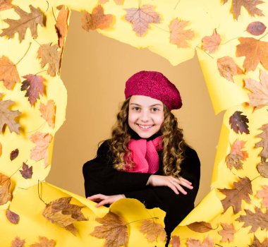 Romantik bir ruh hali. Sıcak ceket veya ceket giyen çocuk arka plan bırakır düştü. Sonbahar kıyafeti. Sonbahar gününün tadını çıkarın. Moda mağazası. Kıyafet al. Çocuk kız palto giyer. Kız sevimli moda sonbahar ceket