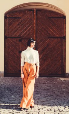 kısa esmer saçlı kendine güvenen güzellik. trendy makyaj. Kırmızı dudaklı kadın. Işkadını. ahşap arka plan üzerinde zarif kadın. moda ve güzellik. seksi moda modeli. Hırslı ve güzel