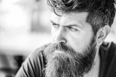 Sakallı adam yalnızlık hisseder. acımasız erkeğin berbere ihtiyacı var. beklemek ve tonuk. düşünceli adam açık. Yüz cilt bakımı. Sakallı olgun hipster. Kendine güvenen ve yakışıklı Brutal adam