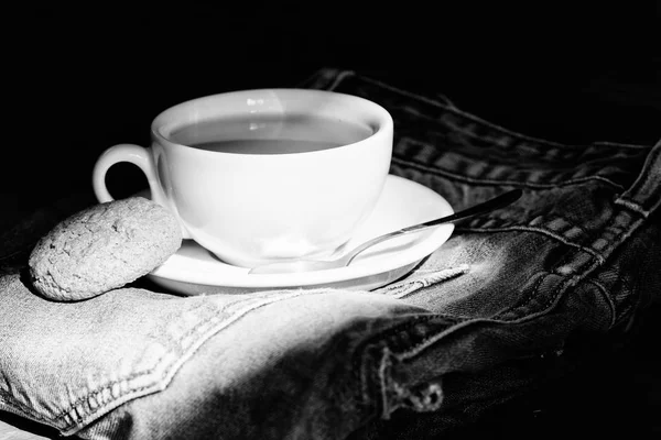 Taza taza de té caliente y galletas de avena. Taza llena de té de cerca. Hoja entera de hierbas verdes o negras. Proceso de elaboración de té taza de cerámica. Inspiración y ánimo pacífico. Concepto de snack rápido. Relajante té de manzanilla — Foto de Stock