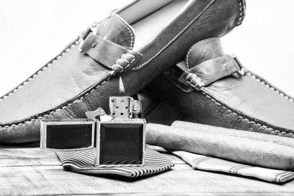 Groom pronto para o casamento. Roupa masculina e acessórios. Charuto cigarro gravata isqueiro. Estilo de moda. Roupa masculina acessórios de moda. Loja de acessórios. Sapatos de couro elegantes em fundo de madeira — Fotografia de Stock