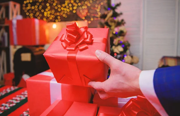 魔法の瞬間。家族や友人のための驚きの贈り物を準備します。クリスマスと新年に備えます。大きなリボンの弓でギフト ボックスをクローズ アップ。赤の贈り物をラップやプレゼントを。ラッピング ギフトの概念 — ストック写真